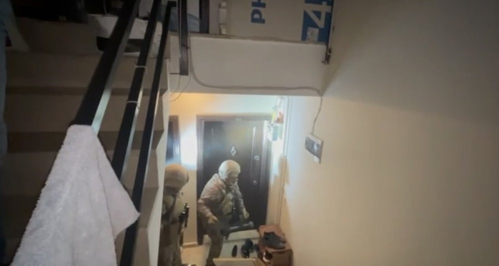Firari Hükümlülere Operasyon: Kapılar Koçbaşıyla Kırıldı, Şüpheliler Adreslerinde Yakalandı