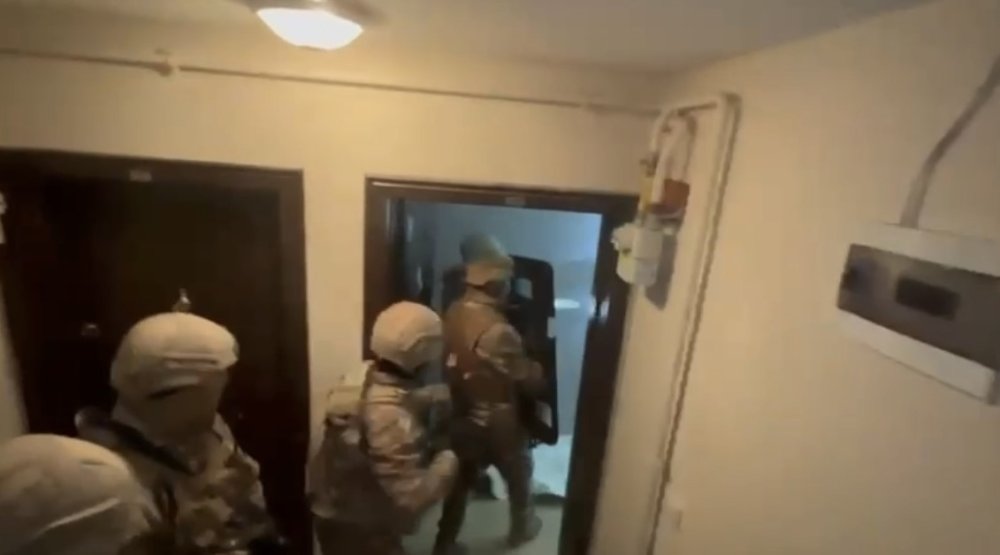 Firari Hükümlülere Operasyon: Kapılar Koçbaşıyla Kırıldı, Şüpheliler Adreslerinde Yakalandı