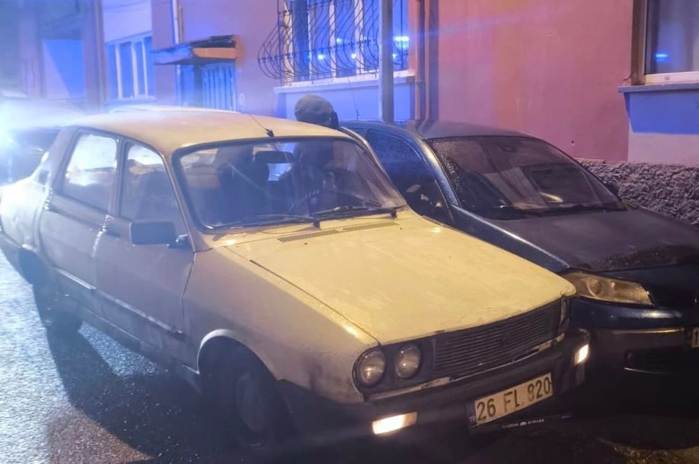 İttiği Otomobili İle Park Halindeki Aracın Arasında Kalan Adam Hayatını Kaybetti
