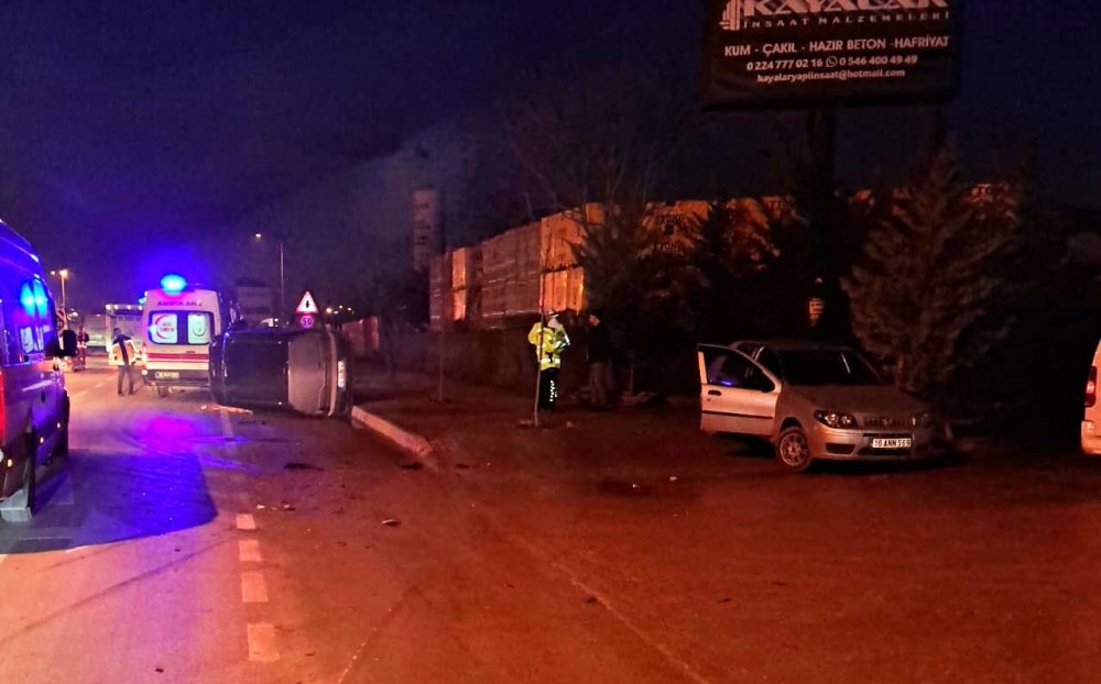 Otomobile Çarpan Ticari Araç Devrildi