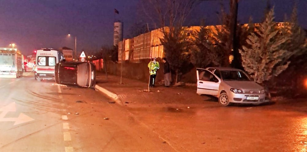 Otomobile Çarpan Ticari Araç Devrildi