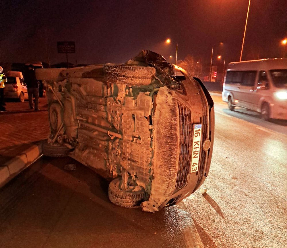 Otomobile Çarpan Ticari Araç Devrildi