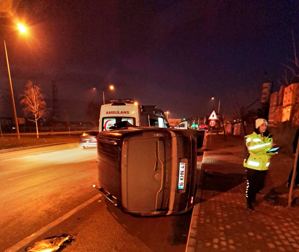 Otomobile Çarpan Ticari Araç Devrildi