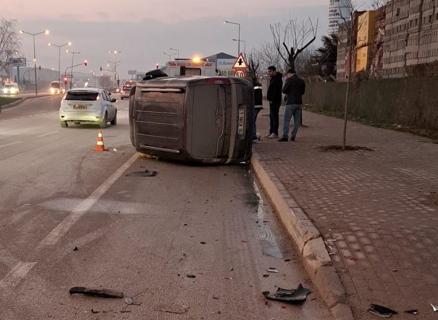 Otomobile Çarpan Ticari Araç Devrildi