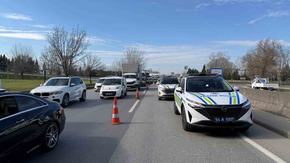 D-100’de İki Tır Çarpıştı: Sürücü Hurdaya Dönen Araçtan Hafif Yaralı Kurtuldu