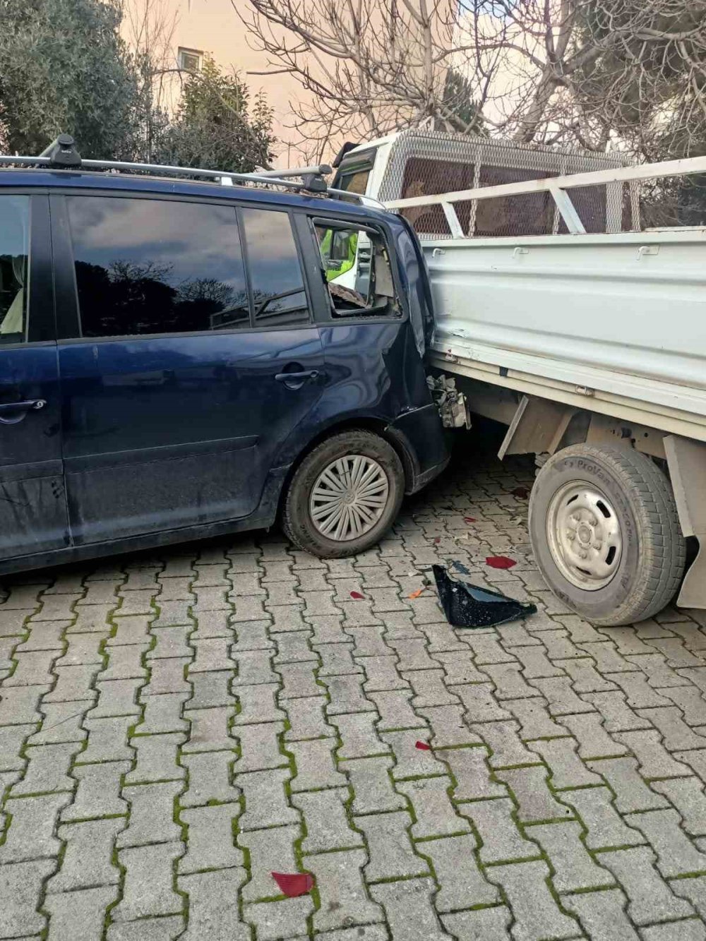 Direksiyonda Kalp Krizi Geçirdi, Park Halindeki Araçlara Çarptı