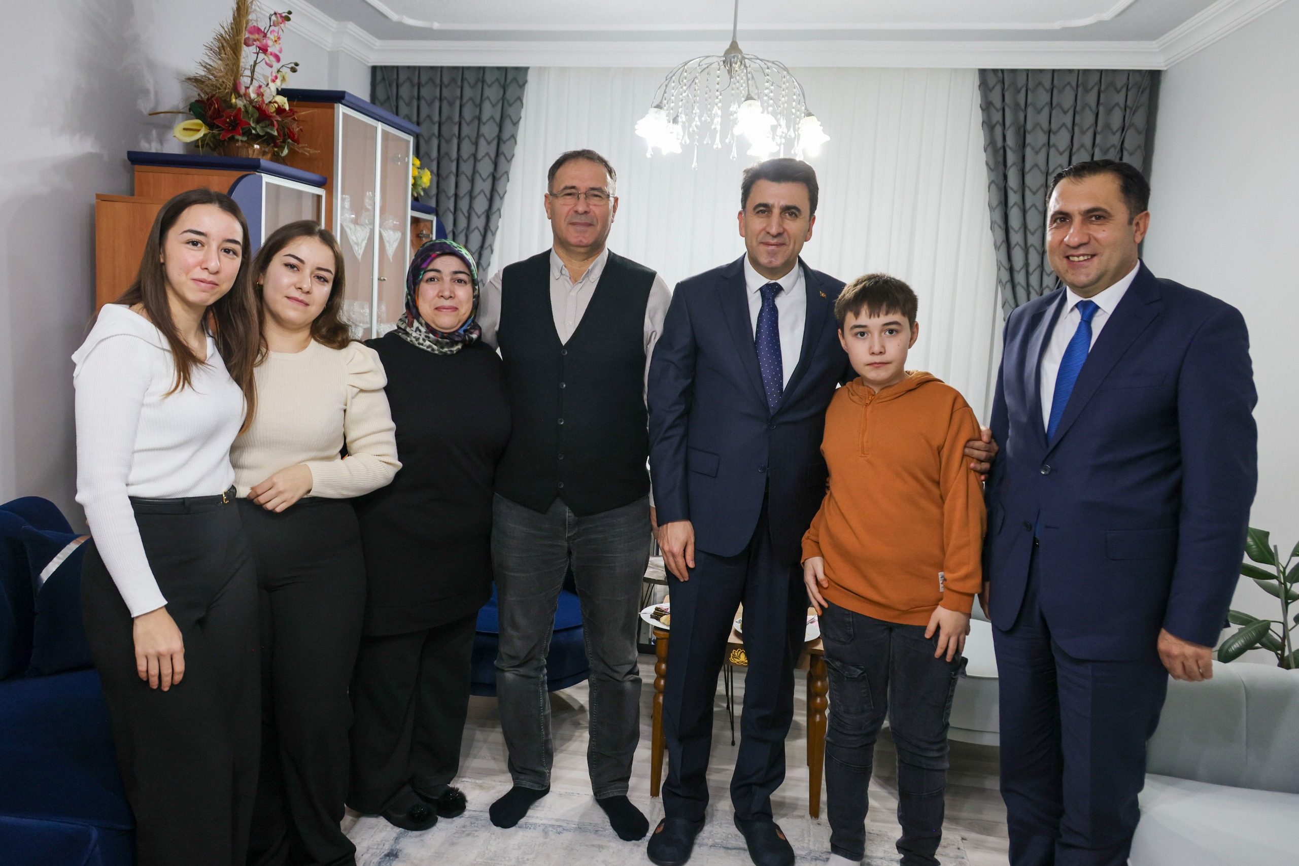vali-aygol-gazi-ahmet-yavuzu-ziyaret-etti1.jpg