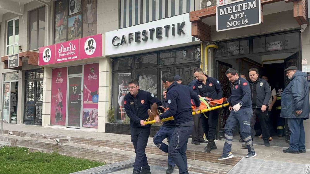 5’inci Kattaki Merdivenlerden Düşerek Yaralanan Kadın Hastaneye Kaldırıldı