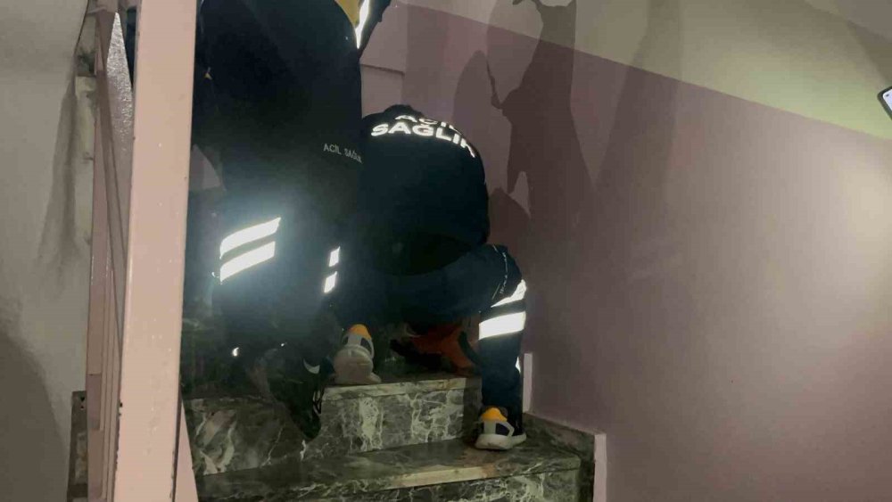5’inci Kattaki Merdivenlerden Düşerek Yaralanan Kadın Hastaneye Kaldırıldı