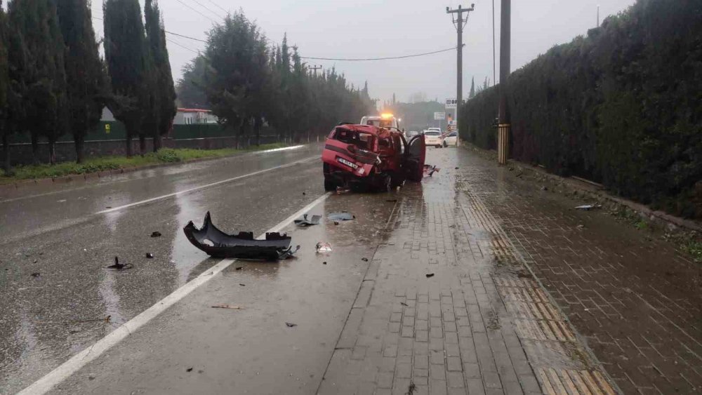 Ağaca Çarpan Araçtaki 2 Kişi Yaralandı