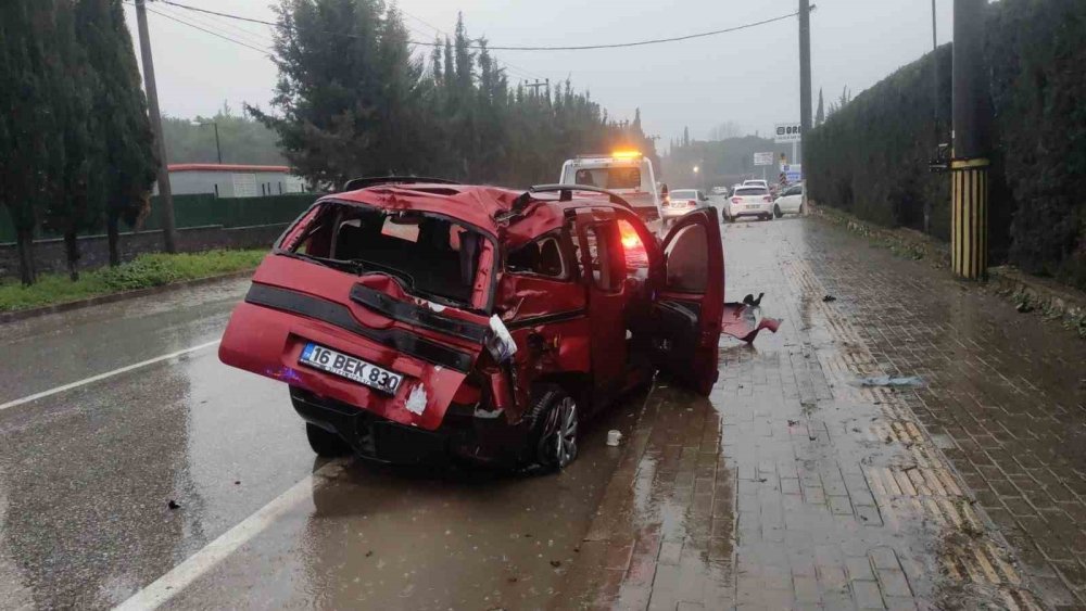 Ağaca Çarpan Araçtaki 2 Kişi Yaralandı