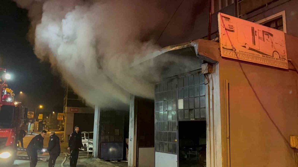 Alevlere Teslim Olan Oto Galeride 10 Araç Küle Döndü