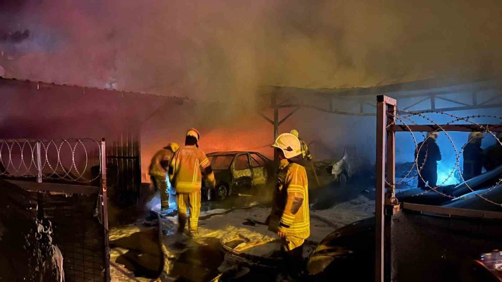 Alevlere Teslim Olan Oto Galeride 10 Araç Küle Döndü