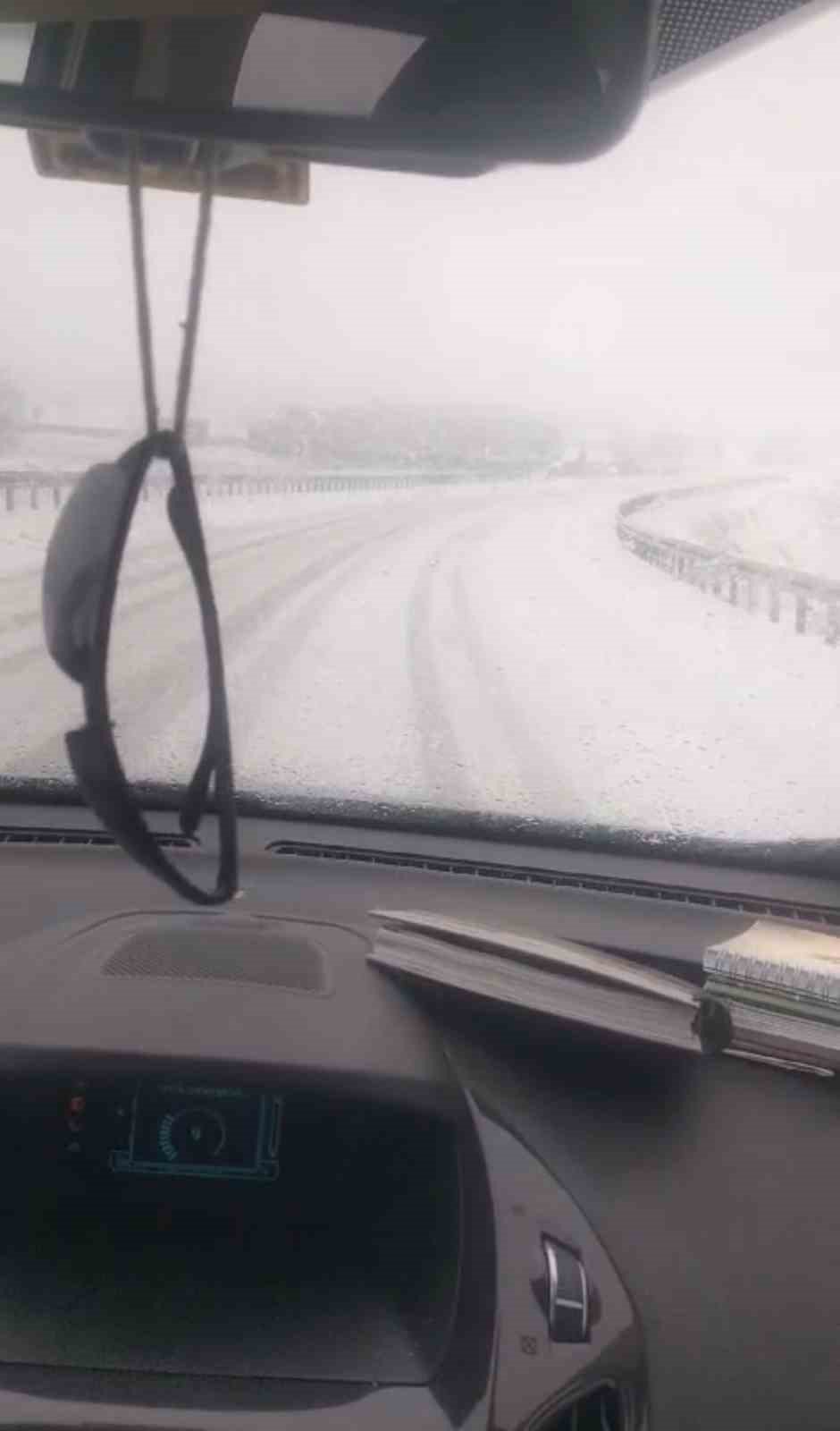 Kar Yağışı Sürücüleri Zaman Zaman Zor Durumda Bıraktı