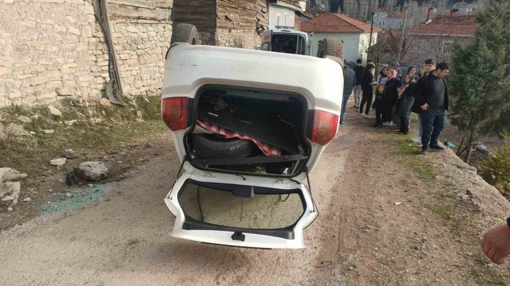 Otomobil Takla Attı: 2 Yaralı