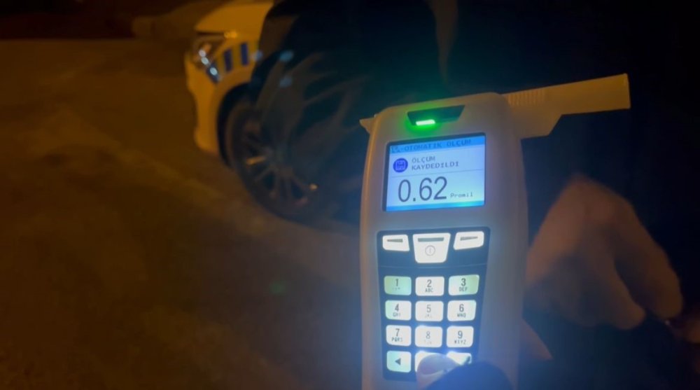 Uygulama Noktasını Görünce Park Etti: Alkollü Sürücünün İlginç Diyalogları Kamerada