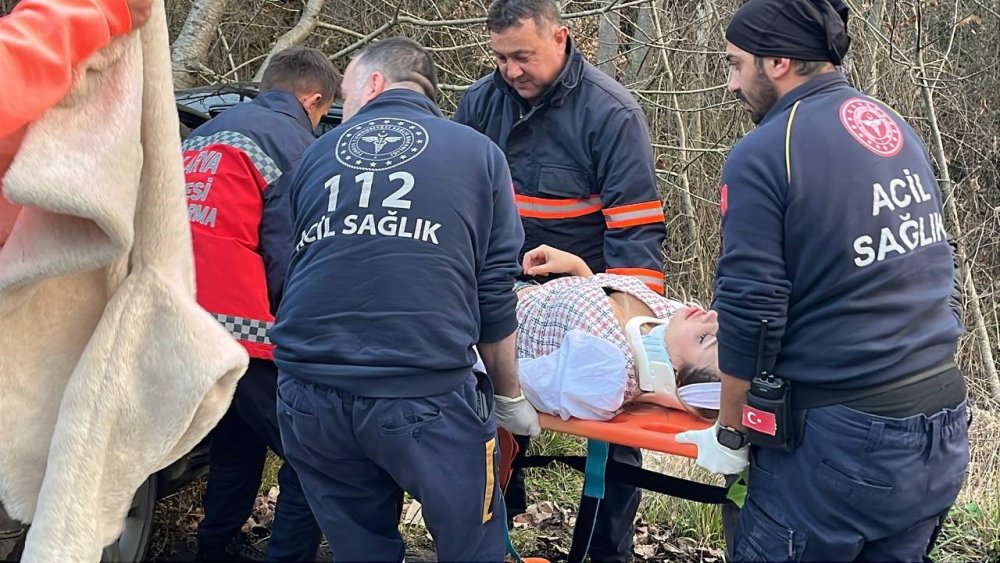 Yabancı Uyruklu Şahısların İçinde Bulunduğu Otomobil Ağaca Çarptı: 1 Yaralı