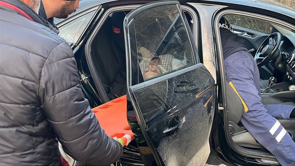 Yabancı Uyruklu Şahısların İçinde Bulunduğu Otomobil Ağaca Çarptı: 1 Yaralı