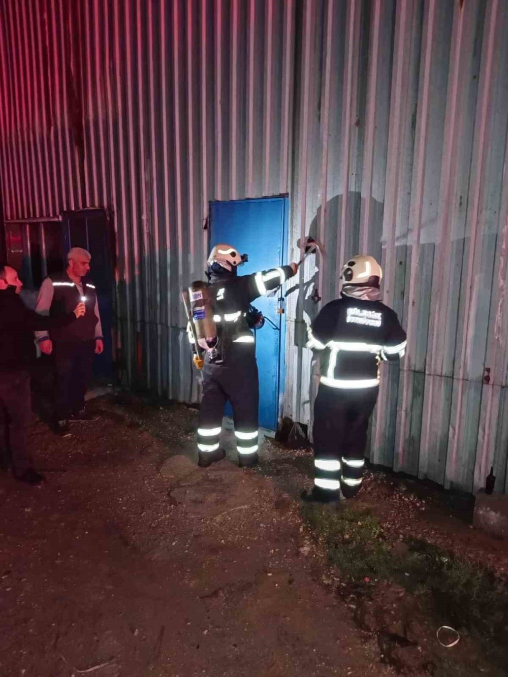 Bir Fabrikanın Hurdalık Deposunda Yangın Çıktı