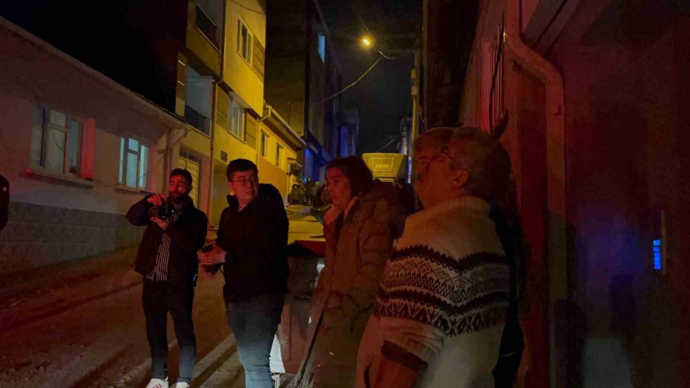 Çatıyı Yakıp Aşağıya Atlayan Adam Ağır Yaralandı