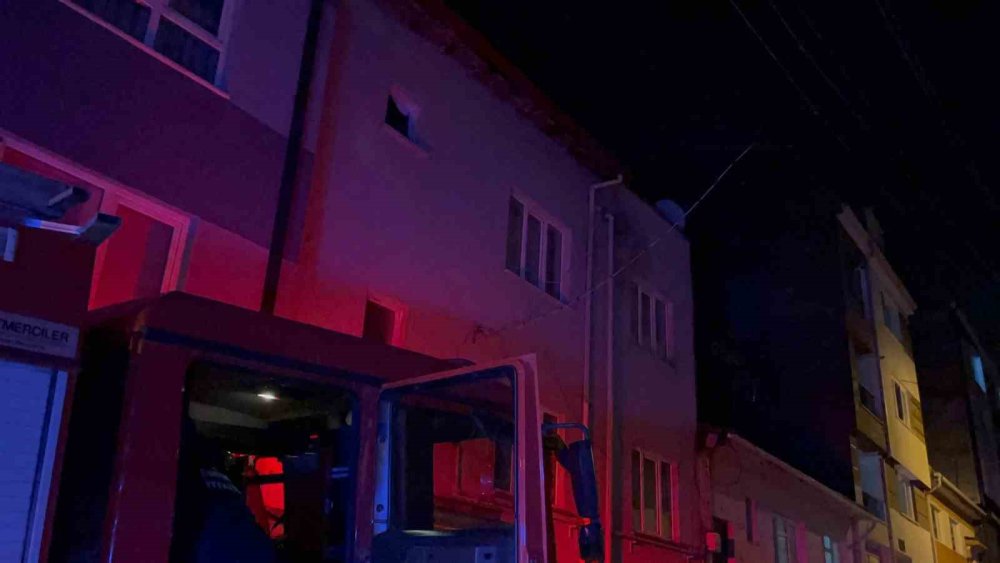Çatıyı Yakıp Aşağıya Atlayan Adam Ağır Yaralandı