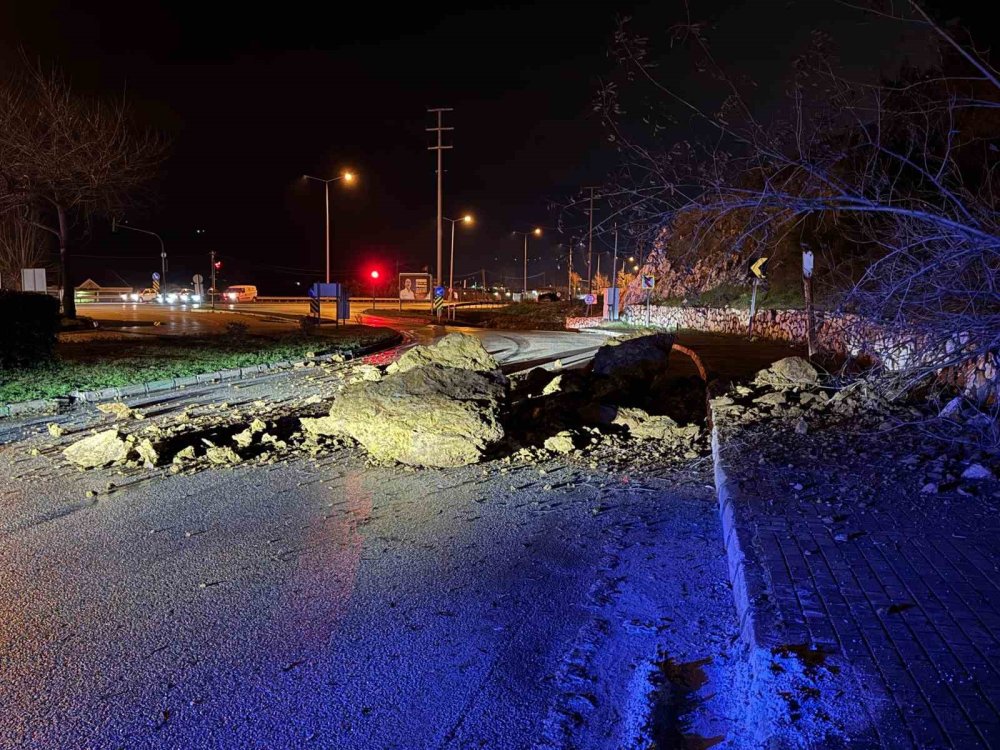 Heyelan Yolu Kapattı