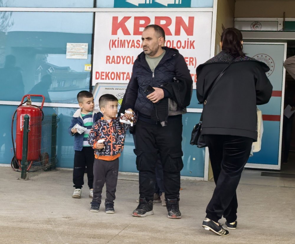 Kapıya Elini Sıkıştıran Çocuğun Parmağı Koptu