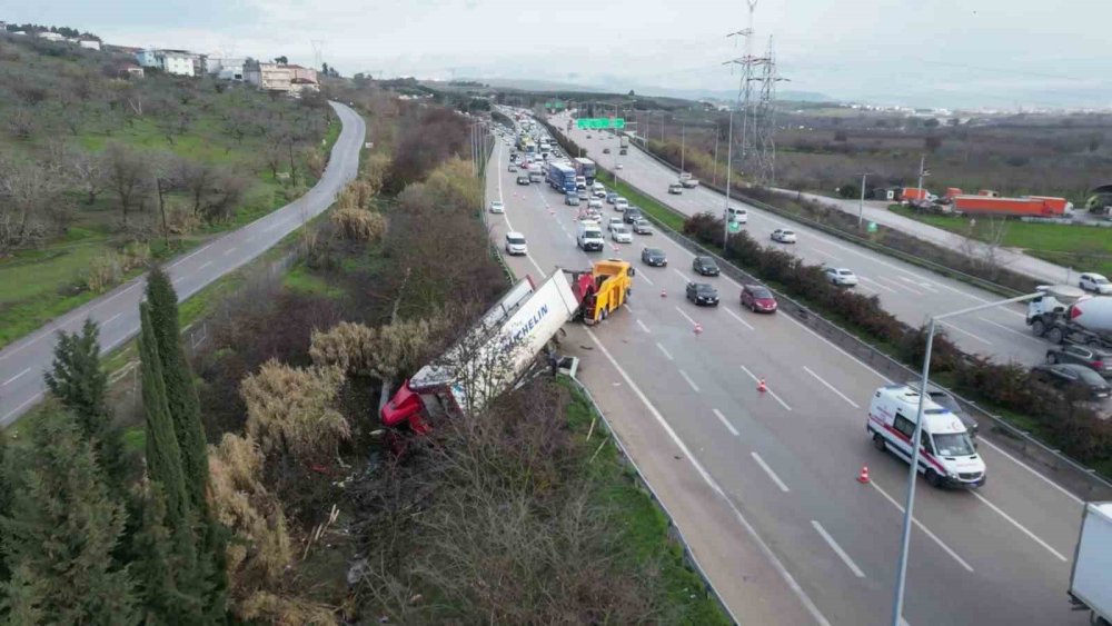 Kontrolden Çıkan Tır Refüje Uçtu, Otoban Kitlendi