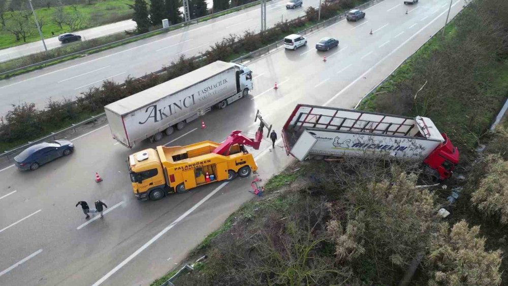 Kontrolden Çıkan Tır Refüje Uçtu, Otoban Kitlendi