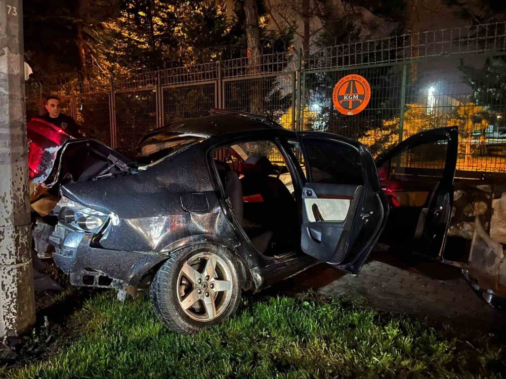 Trafikte Makas Atan Araç Önce Ağaca, Ardından Aydınlatma Direğine Çarptı
