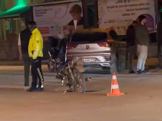Polis Ekiplerinden Kaçarken Araca Çarptı, Kovalamaca Sonucu Yakalandı