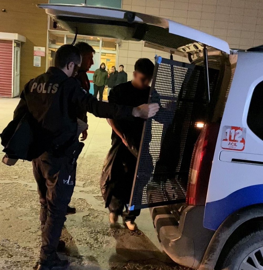 Polis Ekiplerinden Kaçarken Araca Çarptı, Kovalamaca Sonucu Yakalandı
