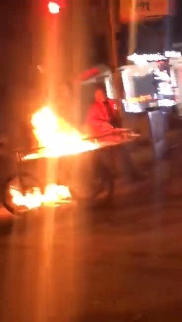 Alkollü Şahıs Ekmek Teknesini Ateşe Verip Başında Oturdu