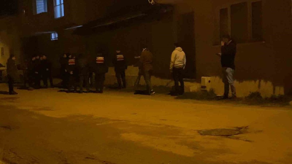 Bir Evi Kundakladığı İddia Edilen Şahıs Bıçakla Ekiplere Direndi