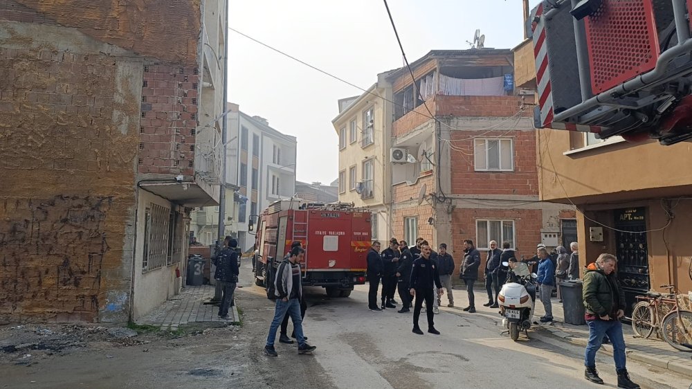 Bir Evi Kundakladığı İddia Edilen Şahıs Bıçakla Ekiplere Direndi