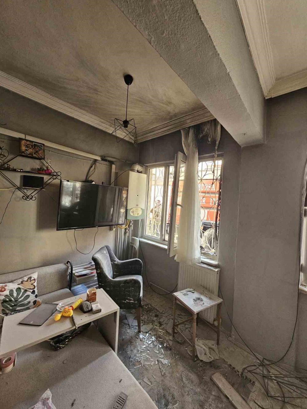 Bir Evi Kundakladığı İddia Edilen Şahıs Bıçakla Ekiplere Direndi
