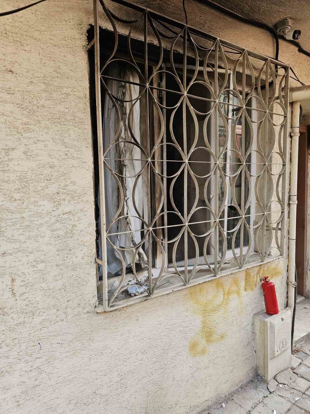 Bir Evi Kundakladığı İddia Edilen Şahıs Bıçakla Ekiplere Direndi