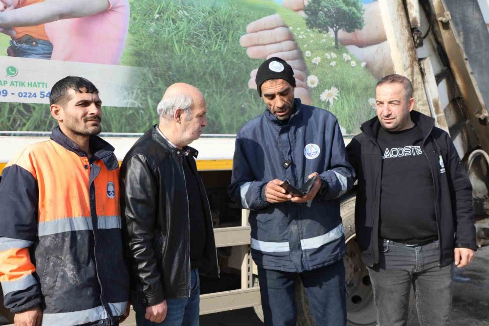 Çöpte Bulduğu Para Dolu Cüzdanı Sahibine Teslim Etti