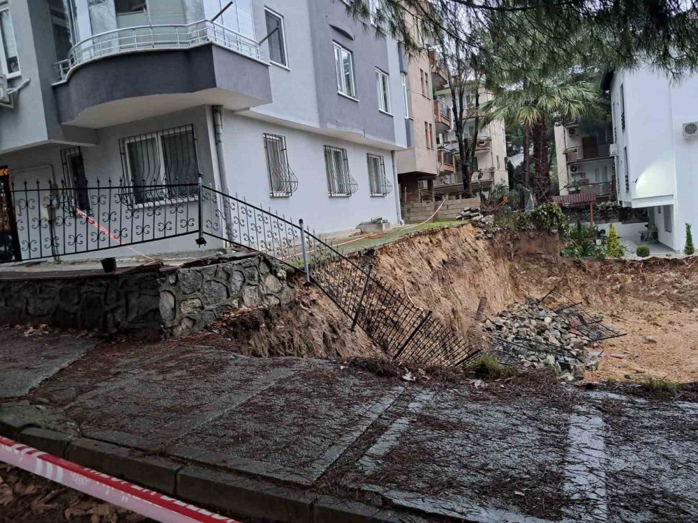İnşaat Alanında Heyelan Oldu, Bina Kaydı, Vatandaşlar Korku Dolu Anlar Yaşadı