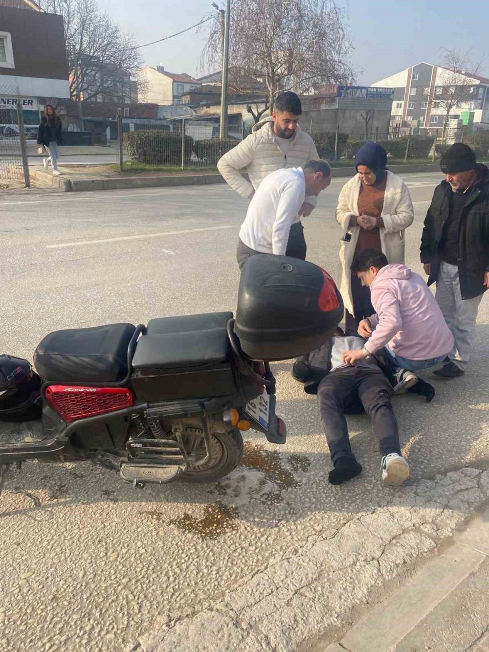 Otomobil Elektrikli Bisikletle Çarpıştı: 1 Yaralı