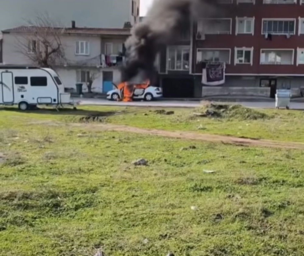 Park Halindeki Araç Alev Topuna Döndü!