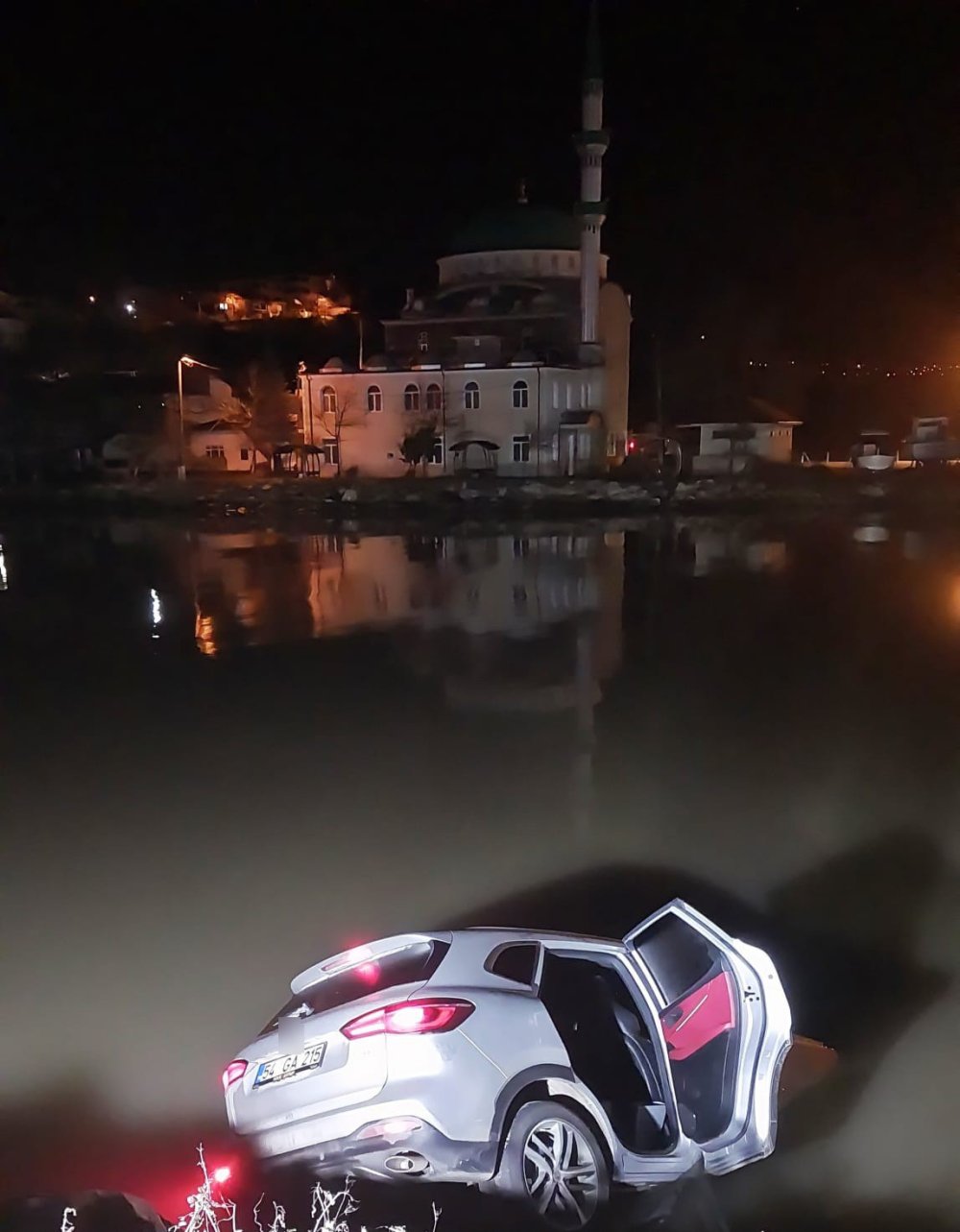 Kontrolden Çıkan Cip Melen Çayı’na Düştü: 3 Hafif Yaralı