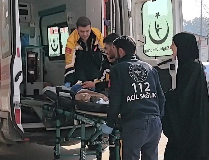 Yaralı Oğlunu Kucağında Sağlık Ocağına Taşıdı