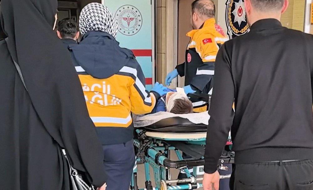 Yaralı Oğlunu Kucağında Sağlık Ocağına Taşıdı