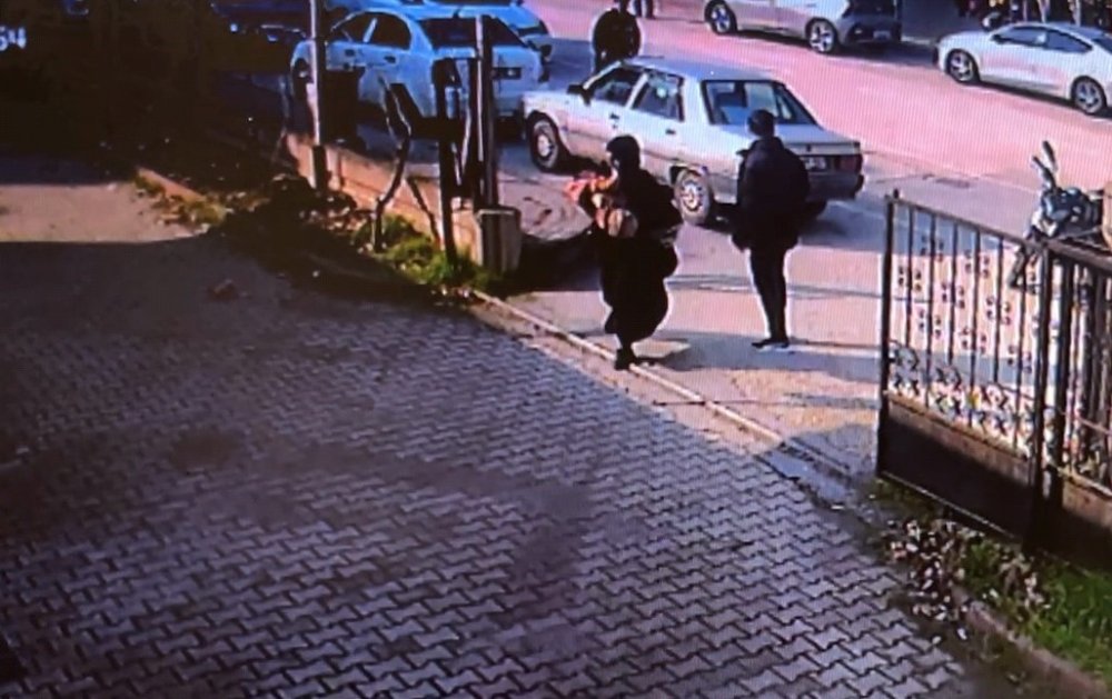 Yaralı Oğlunu Kucağında Sağlık Ocağına Taşıdı