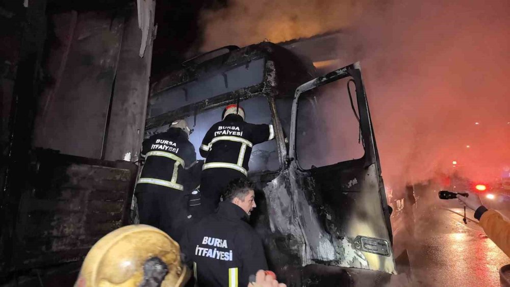 Kaza Yapan Tır Alev Aldı: 1 Ölü, 1 Yaralı