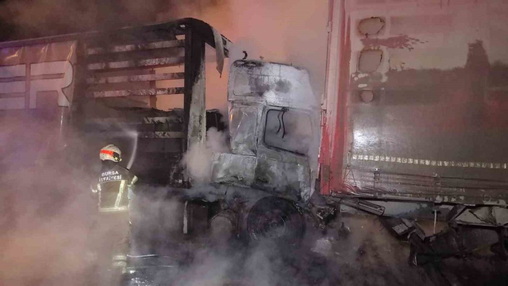 Kaza Yapan Tır Alev Aldı: 1 Ölü, 1 Yaralı