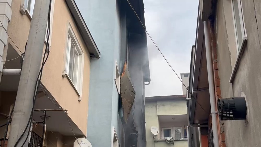 Yangında 4 Katlı Bina Küle Döndü