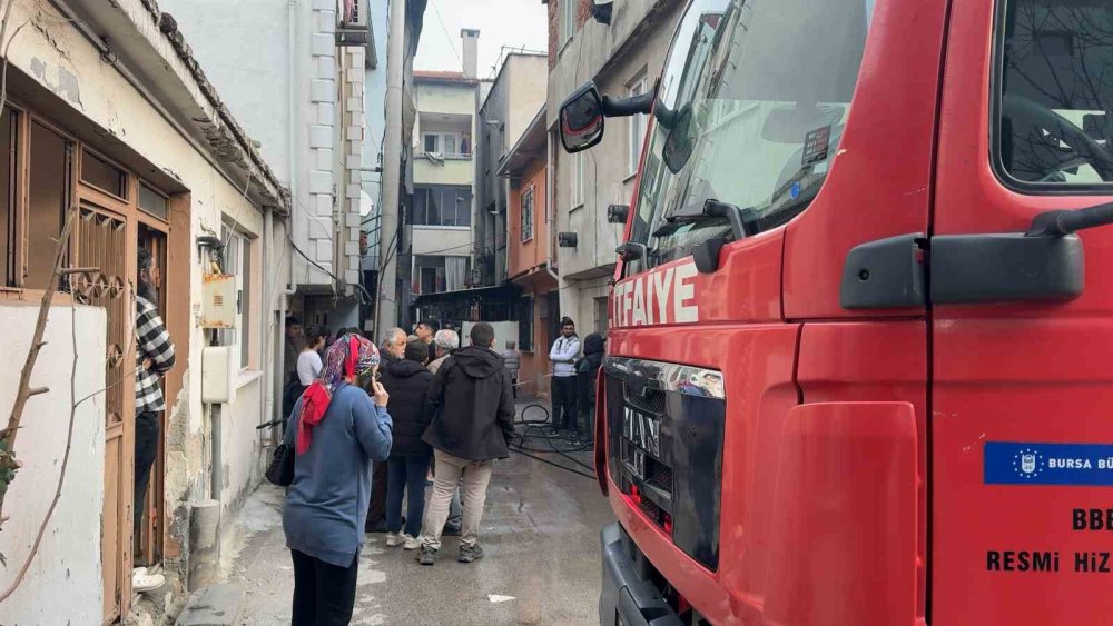 Yangında 4 Katlı Bina Küle Döndü