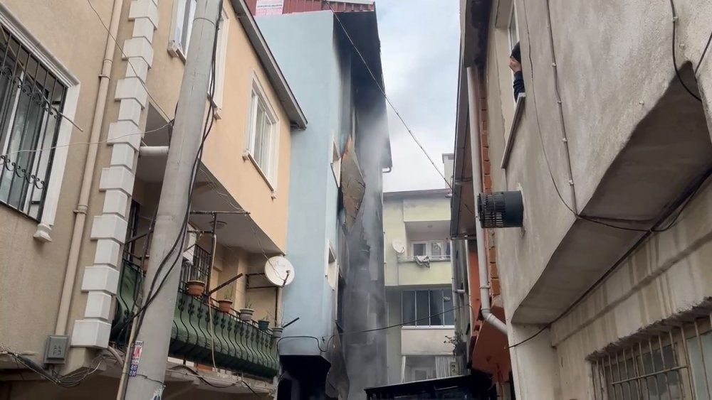 Yangında 4 Katlı Bina Küle Döndü
